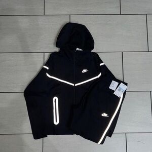 NIKE • HOODIES